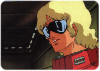 Quatro/Char mentre indossa i suoi famosi occhiali da sole in Z Gundam